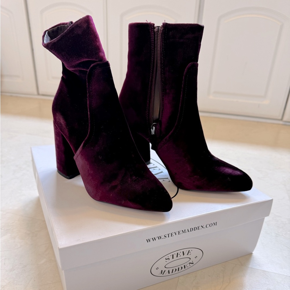 Steve Madden Jaque Burgundy Velvet Ankle Boots size 6